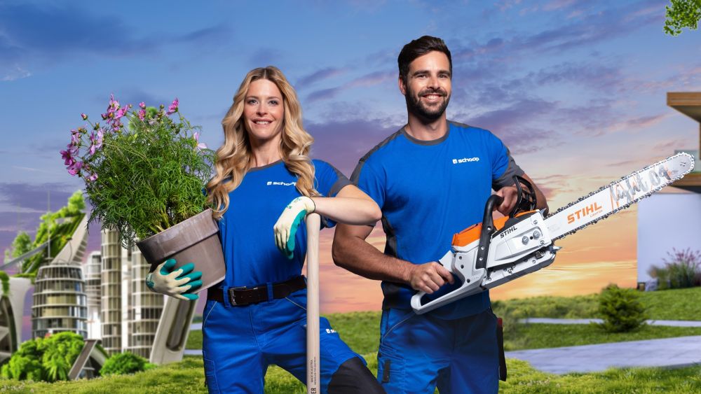 Gärtnerin und Gärtner von Schoop Gartenbau in blauer Arbeitskleidung mit Schaufel und Motorsäge in einem Garten