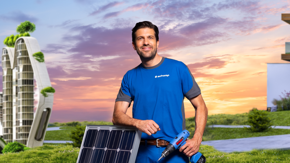 Montageleiter PV mit Solarpanel und Akkuschrauber vor modernem Haus und grüner Landschaft im Aargau, Photovoltaik auf dem Dach